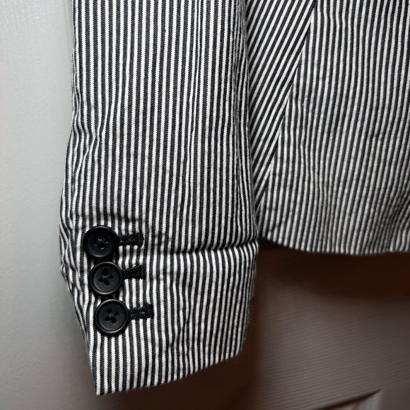 Banana Republic Women’s Fitted Seersucker Blazer- Navy/White Pinstripes/ Size 6 - Picture 4 of 7
